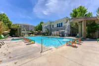 2BR Getaway Pool, Gym, Basketball Court & Theater Access