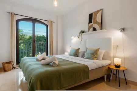 Sunny Balcony with Pool by Costarentals - Ref M52 Отели рядом с достопримечательностью «Villa Padierna Driving Range & Michael Campbell Golf Academy»