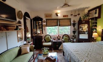 On the House Boutique Bed Breakfast with Terrace Garden Views