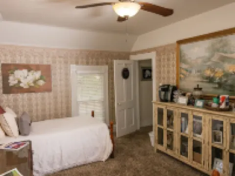 Sassafras Inn Hotels in Mena