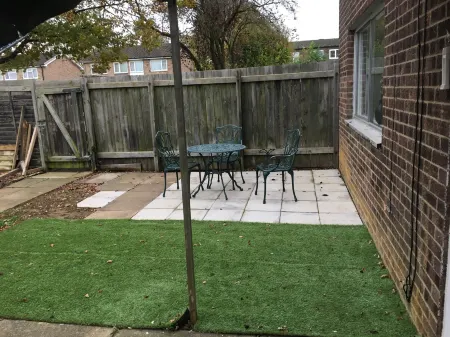 Sunny City Отели рядом с достопримечательностью «Longthorpe Tower»