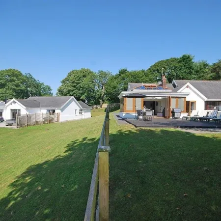 Oaktree Lodge - Luxury Cottage, Hot Tub, Sea Views
