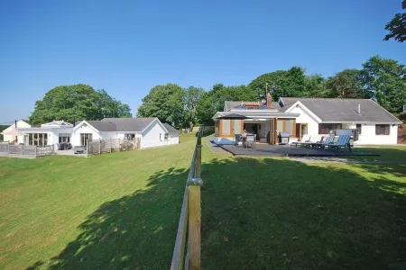 Oaktree Lodge - Luxury Cottage, Hot Tub, Sea Views