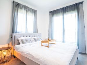 Vibrant Seaside Stay with Balcony by Sea N' Rent