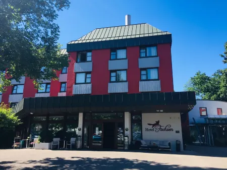 Hotel Fuchsen Отели в г. Кирххайм-унтер-Текк