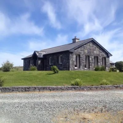 Detached Cottage Overlooking Lake in Connemara