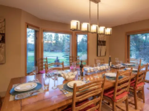 Sunriver by AvantStay Cozy Mountain Home w Indoor Pool and Hot Tub Hotels in Sunriver
