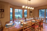 Sunriver by AvantStay Cozy Mountain Home w Indoor Pool and Hot Tub