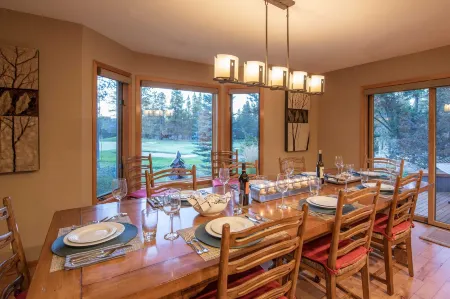 Sunriver by AvantStay Cozy Mountain Home w Indoor Pool and Hot Tub