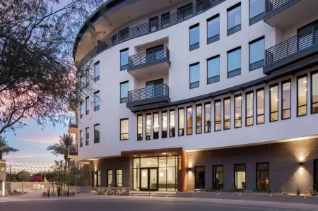 Sentral Old Town Отели рядом с достопримечательностью «On The Edge Gallery»