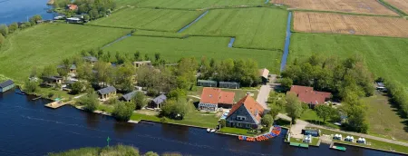 Waterlodge Ljip in Nes Отели в г. Tersoal