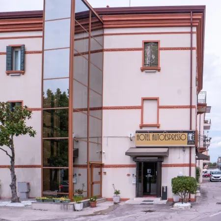 Atika & Atif - Hotel Autoespresso Venice