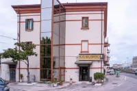Atika & Atif - Hotel Autoespresso Venice Các khách sạn ở Marghera