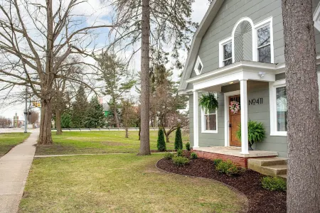 NEW - Charming 1 Bed Historical Home - Steps to Downtown Midland