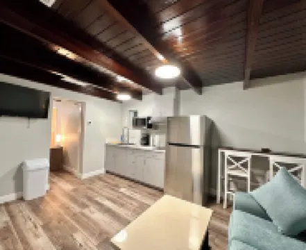 Cottage 36: Sunshine Suite - Waterfront Lodging in Downtown Tavares, FL