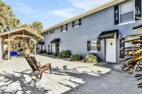 Snowbirds save 50% Clean , pets, beachside apt. Downtown Flagler Beach -Sleeps 4 Hotels in Flagler Beach