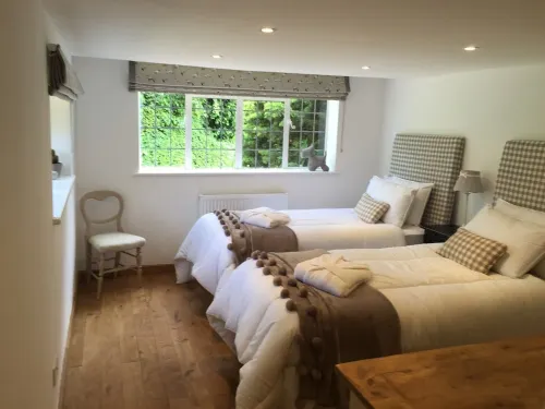 Cotswolds heaven,  feed the alpacas and relax in luxury cottage with hot tub