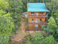 Stunning Log Cabin w/ Mtn. Views Min. from Downtown Clayton, GA! Dog Friendly