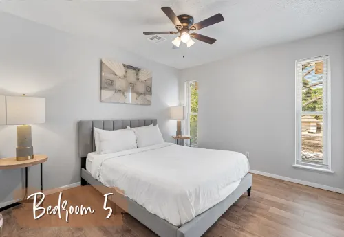 Expansive Game Room and Stylish Living Areas - Charming Retreat Hôtels à : Bethany