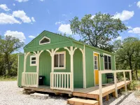 Glorious 5 Lake Eastland Glamping Tiny Town Mockingbyrd Hotel di Eastland