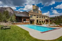 Heated Pool and Spectacular Mountain Views - Inviting Lodge Retreat