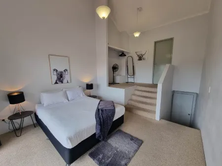 *Cascades 15 - Amazing Lake Views w Balcony's | Spa Bath | Split-Level | WiFi* Отели рядом с достопримечательностью «Сноуи Маунтинс Граммар Скул»