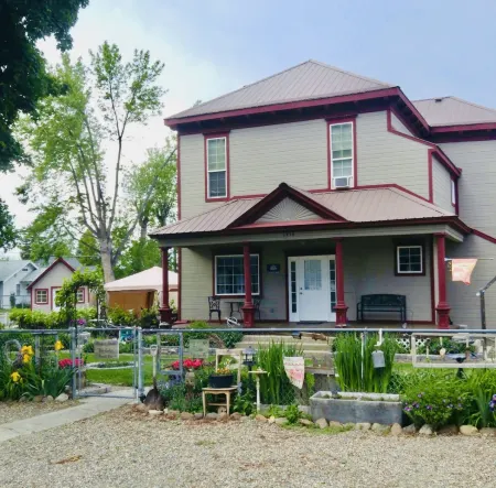 Charming Home with Spacious Yard and Modern Amenities - Cozy Retreat