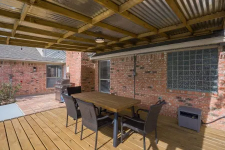 Luxurious Pool and Cinema Room Retreat - Stunning Poolside Escape