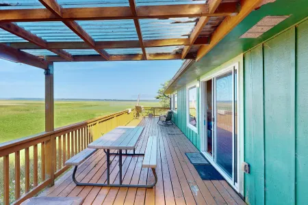 Sweet cabin with large deck, free WiFi, near 2 state parks - great surf Отели рядом с достопримечательностью «Уэстпарк Маритайм Музеум»