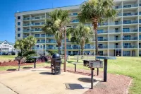 Spacious and inviting seaside condo with shared pools, hot tub, sauna Hotels in Baldwin County