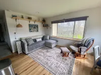 Cozy family- friendly in town house w/ a backyard, garden, BBQ, and a firepit.