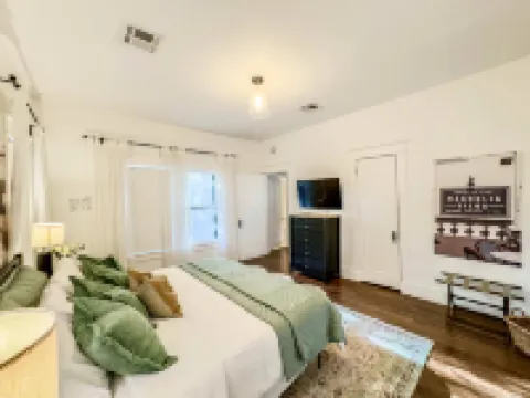 Stylish Retreat - TV, Coffee maker, Dishwasher, Patio, Wifi