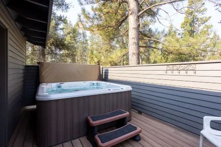 Private Hot Tub and Cozy Fireplace - Stunning Retreat