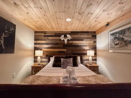 Tranquil Nature Oasis with Gazebo and Mountain Views - Serene Charming Retreat