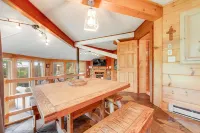 Mountainside house with ski slope access and gas fireplace Hotels in Sugar Mountain