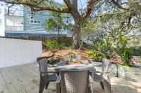 Stylish Kitchen and Outdoor Porch Retreat - Charming Oasis Hotel a Folly Beach