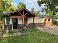 Lots of Beds Huge Deck and a Short Walk to the Lake. It’s Time to be on the Lake Hotel a Stone County