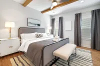 Chic Space with Outdoor Patio and Smart Amenities - Charming Modern Home Hotels in Johnson