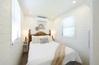 Open Concept Living and Balcony Lounge Chairs - Cozy Unique Retreat Hotel di McLennan County