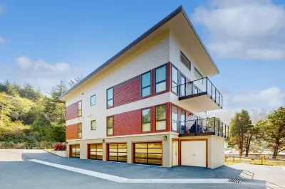 Stunner apt with fireplace, grill, partial ocean views & partial AC Hôtels à proximité de : Event Center on the Beach