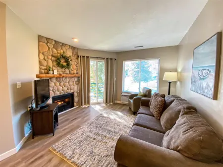Beautiful Mountain View and Outdoor Heated Pool Access - Gorgeous Retreat
