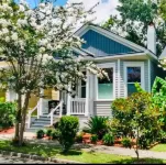 Banana Cottage: Hot Tub & Sun Deck Hotels in Thunderbolt