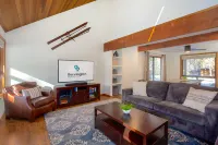 Private Hot Tub and Scenic Bike Paths - Charming Sunriver Retreat