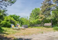 Charming Beach Access and Private Backyard - Delightful Coastal Cottage The Spotted Cod 주변 호텔