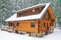 Expansive Deck and Modern Kitchen - Unique Mountain Sanctuary 베이커 호 주변 호텔