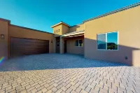 Updated home with mountain views, a private patio, grill, EV charger, W/D, & AC Hotels in Tanque Verde
