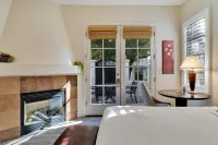 Private Patio and Community Amenities - Gorgeous Desert Oasis La Quinta Public Library附近的飯店