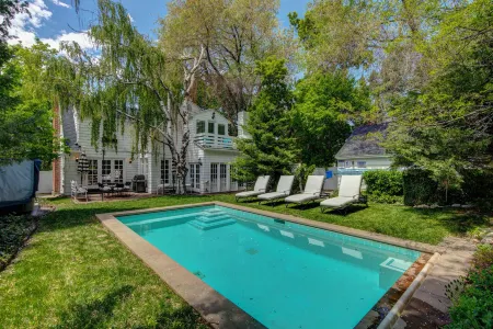 Spacious home with private heated outdoor pool, hot tub, patio, grill & W/D Отели в г. Милкрик