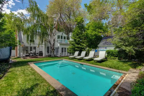 Spacious home with private heated outdoor pool, hot tub, patio, grill & W/D Hotels in Millcreek