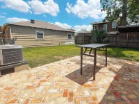 Bungalow On The Blvd - Perfect for long stays, TVs in every room, ample parking!